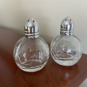 💜 Clear crackled glass Mini Round Salt & Pepper Shakers silver toned top